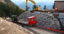 Foto der Bauarbeiten der Stützmauer mit den Gleisen der Scharberbahn im Vordergrund